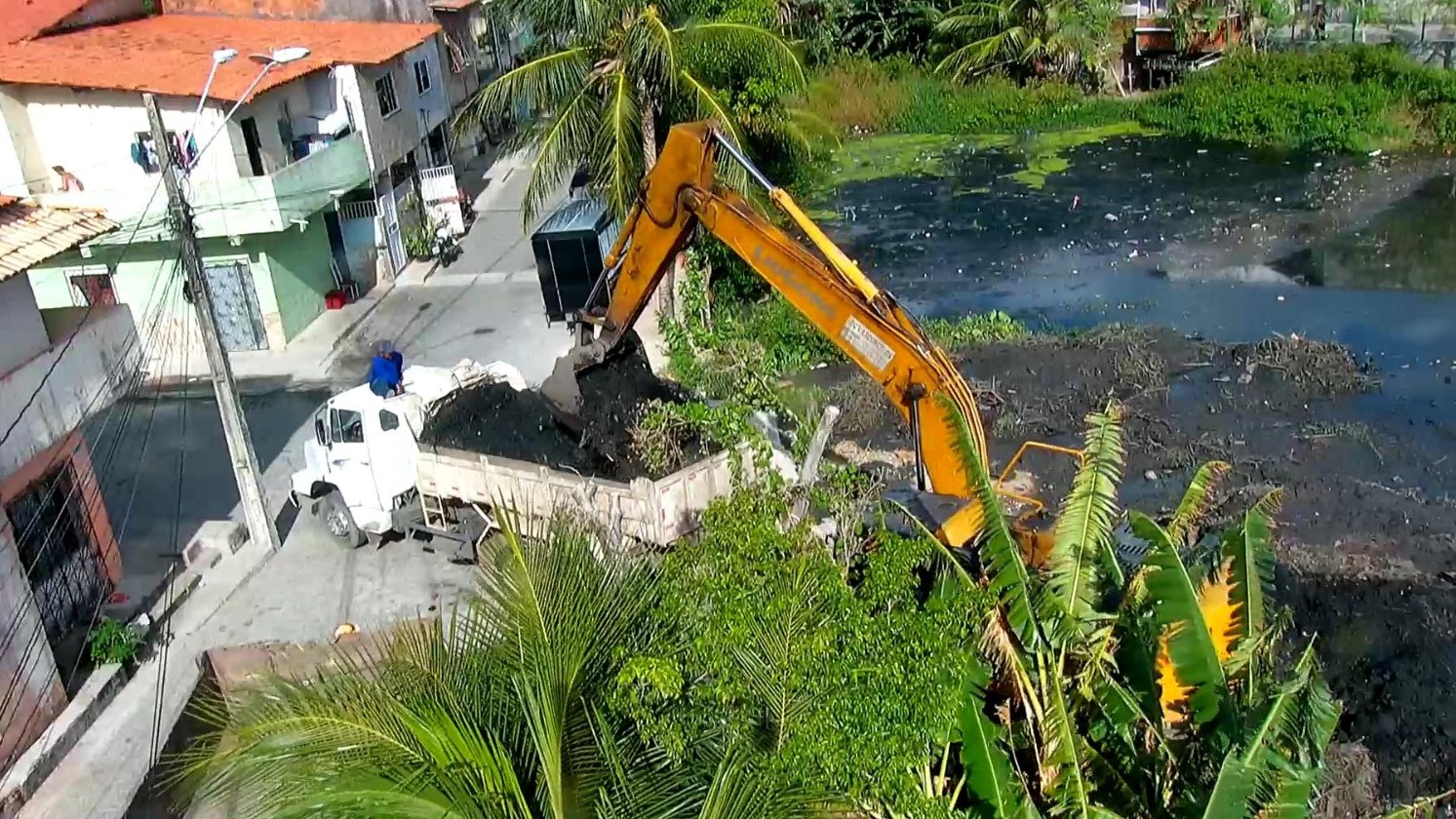 retroescavadeira limpando um canal